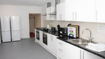 Refrigerador, microondas, parrilla de estufa y cafetera y tetera