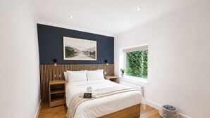 1 bedroom, iron/ironing board, travel cot, WiFi - Single Room with Private Bathroom @ The Gables Aparthotel (Leicester)