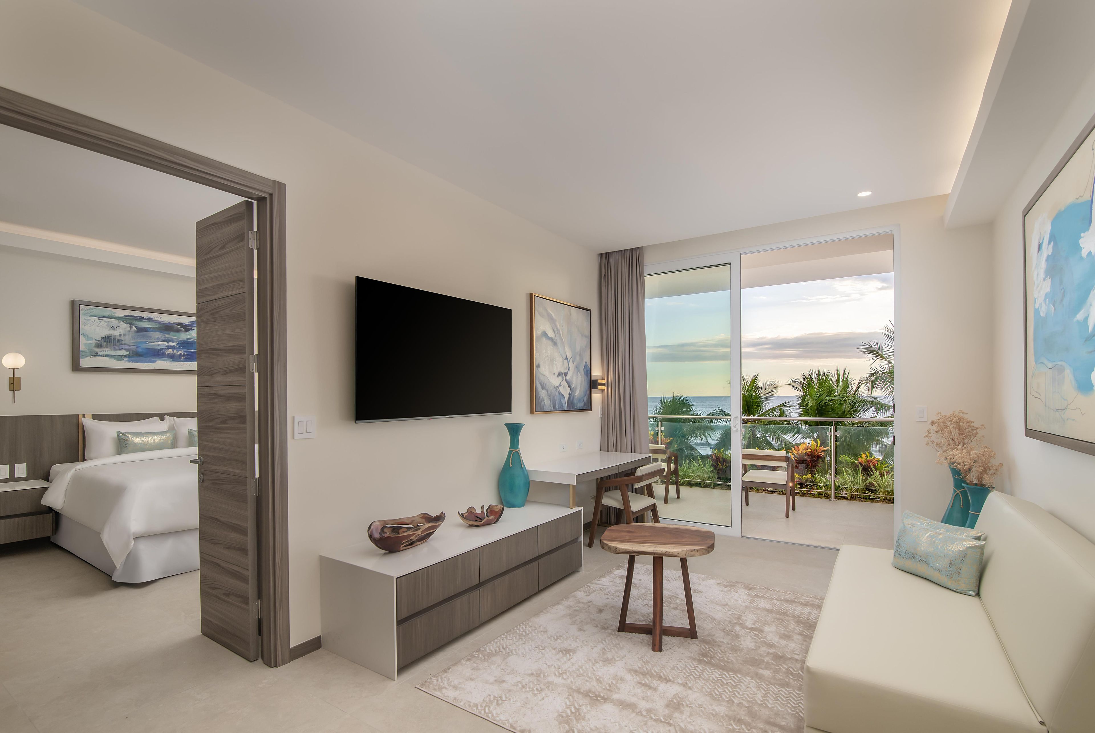 King Suite Oceanview | Minibar, in-room safe, desk, blackout drapes