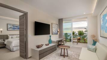 King Suite Oceanview | Minibar, in-room safe, desk, blackout drapes