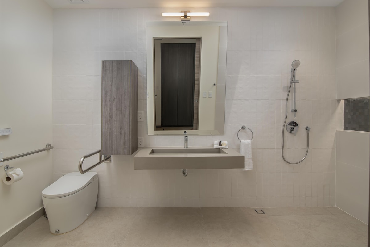 Baño | Secador de pelo, albornoces, zapatillas y bidé