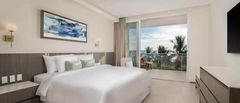 Une chambre d’hôtel moderne dotée d’un grand lit, d’une télévision à écran plat, d’un balcon avec vue et d’un tableau au mur.