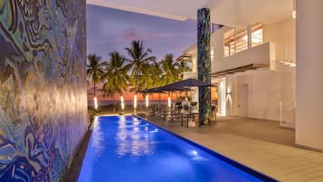 2 outdoor pools, open 8:00 AM to 8:00 PM, free pool cabanas