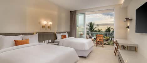 Habitación de hotel con dos camas, un balcón con una silla y un televisor montado en la pared.