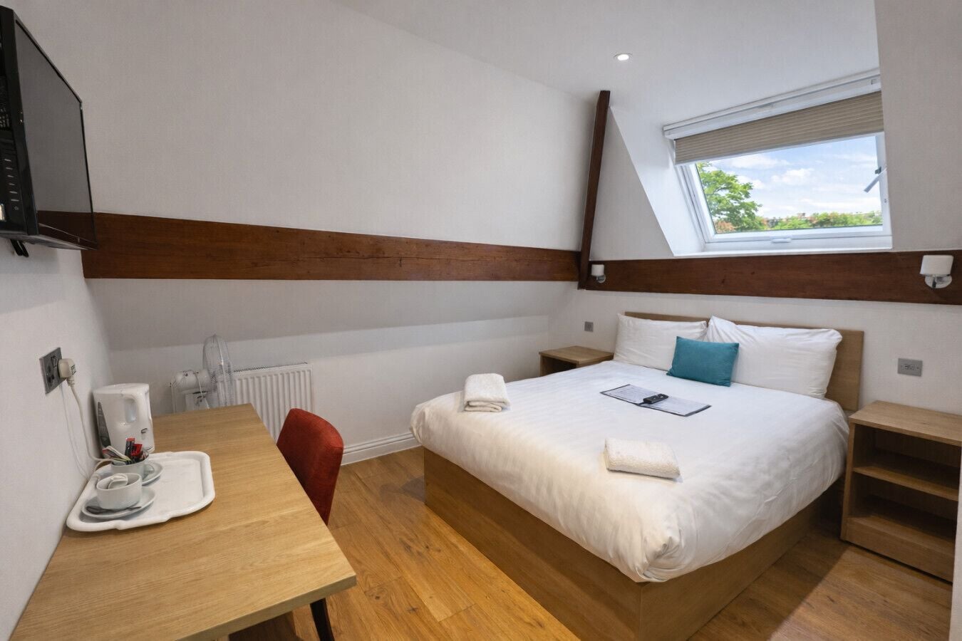 Ferros/tábuas de passar roupa, berço de viagem, Wi-Fi, roupa de cama