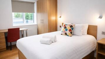 Tabla de planchar con plancha, cuna de viaje, wifi y ropa de cama