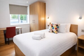 Tabla de planchar con plancha, cuna de viaje, wifi y ropa de cama 