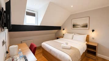 Tabla de planchar con plancha, cuna de viaje, wifi y ropa de cama
