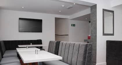 Family Room with Private Bathroom @ The Gables Aparthotel