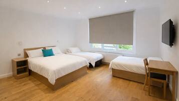 Tabla de planchar con plancha, cuna de viaje, wifi y ropa de cama