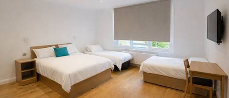 Tabla de planchar con plancha, cuna de viaje, wifi y ropa de cama