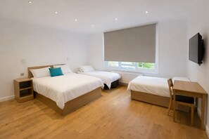 Tabla de planchar con plancha, cuna de viaje, wifi y ropa de cama 