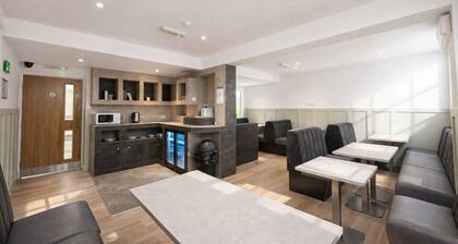 Double Room with Private Bathroom @ The Gables Aparthotel