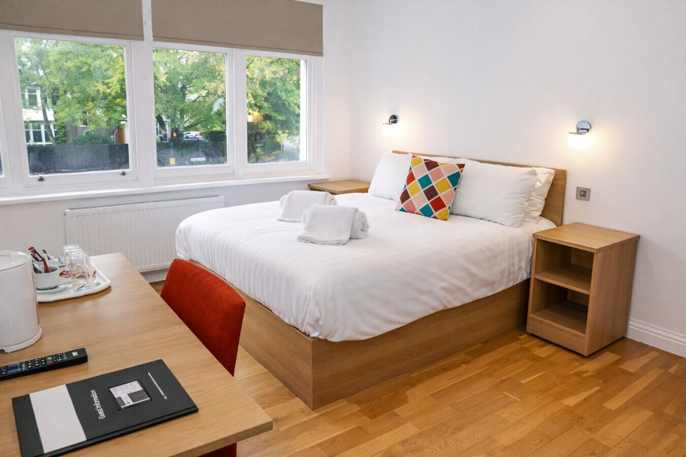 Tabla de planchar con plancha, cuna de viaje, wifi y ropa de cama 