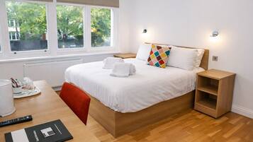 Tabla de planchar con plancha, cuna de viaje, wifi y ropa de cama