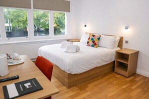 Tabla de planchar con plancha, cuna de viaje, wifi y ropa de cama 