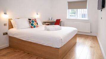 Tabla de planchar con plancha, cuna de viaje, wifi y ropa de cama