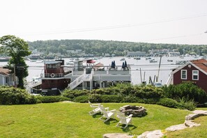 Une propriété située au bord de l’eau, dotée d’un quai, d’un hangar à bateaux et offrant une vue sur le port de plaisance.