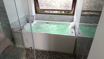 Junior Suite, Mountain View | Bathroom | Separate tub and shower, towels, soap, shampoo