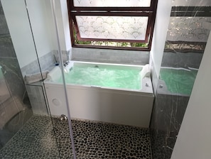 ห้องจูเนียร์สวีท, วิวภูเขา | ห้องน้ำ | อ่างอาบน้ำและฝักบัวแยกจากกัน, ผ้าเช็ดตัว, สบู่, ยาสระผม