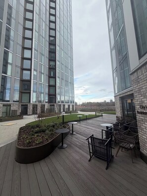 Outdoor dining - Modern City Apartment in Manchester (Manchester)