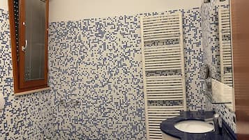 Doccia, asciugacapelli, bidet, asciugamani