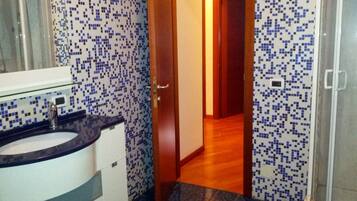 Doccia, asciugacapelli, bidet, asciugamani