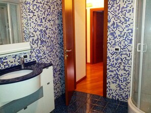 淋浴设施、吹风机、坐浴桶、毛巾