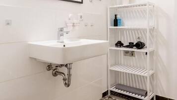 Deluxe Apartment, 2 Bedrooms, Kitchen | Bathroom