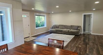 3- Bedroom-House w/fenced yard. Sleeps 6. Perfect base for your PNW vacation!