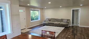 3- Bedroom-House w/fenced yard. Sleeps 6. Perfect base for your PNW vacation!