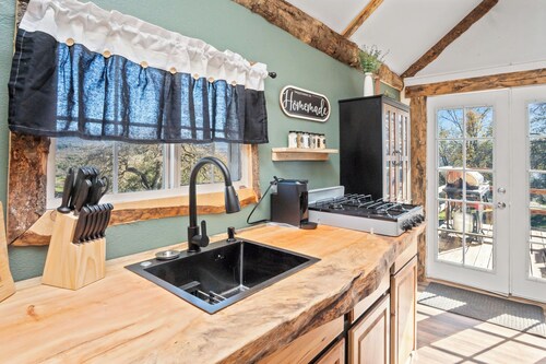 Cozy Rustic Cabin with Loft & Fireplace near the Sequoias