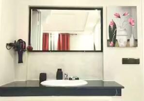 Regadera, secadora de cabello, toallas, jabón 