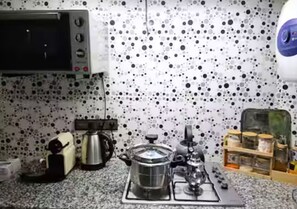 Refrigerador, horno, parrilla de estufa y cafetera y tetera 