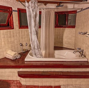 Shower, towels, soap, toilet paper - Family cabin 10 minutes from Mazamitla (pet friendly) (Jal.)