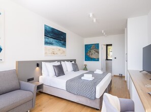 5 bedrooms, iron/ironing board, Internet, bed sheets