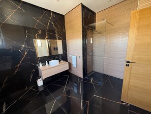 Shower, hair dryer, towels, soap - Ayline house luxury Marrakech Relaxation area Atlas view (مراكش)