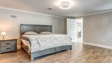 4 bedrooms, WiFi (free), bed sheets