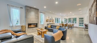 Waterfront Patio! Stylish Family Home in Everett