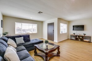 Living area - Beautiful 4-bedroom apartment with AC in peaceful San Diego (San Diego)