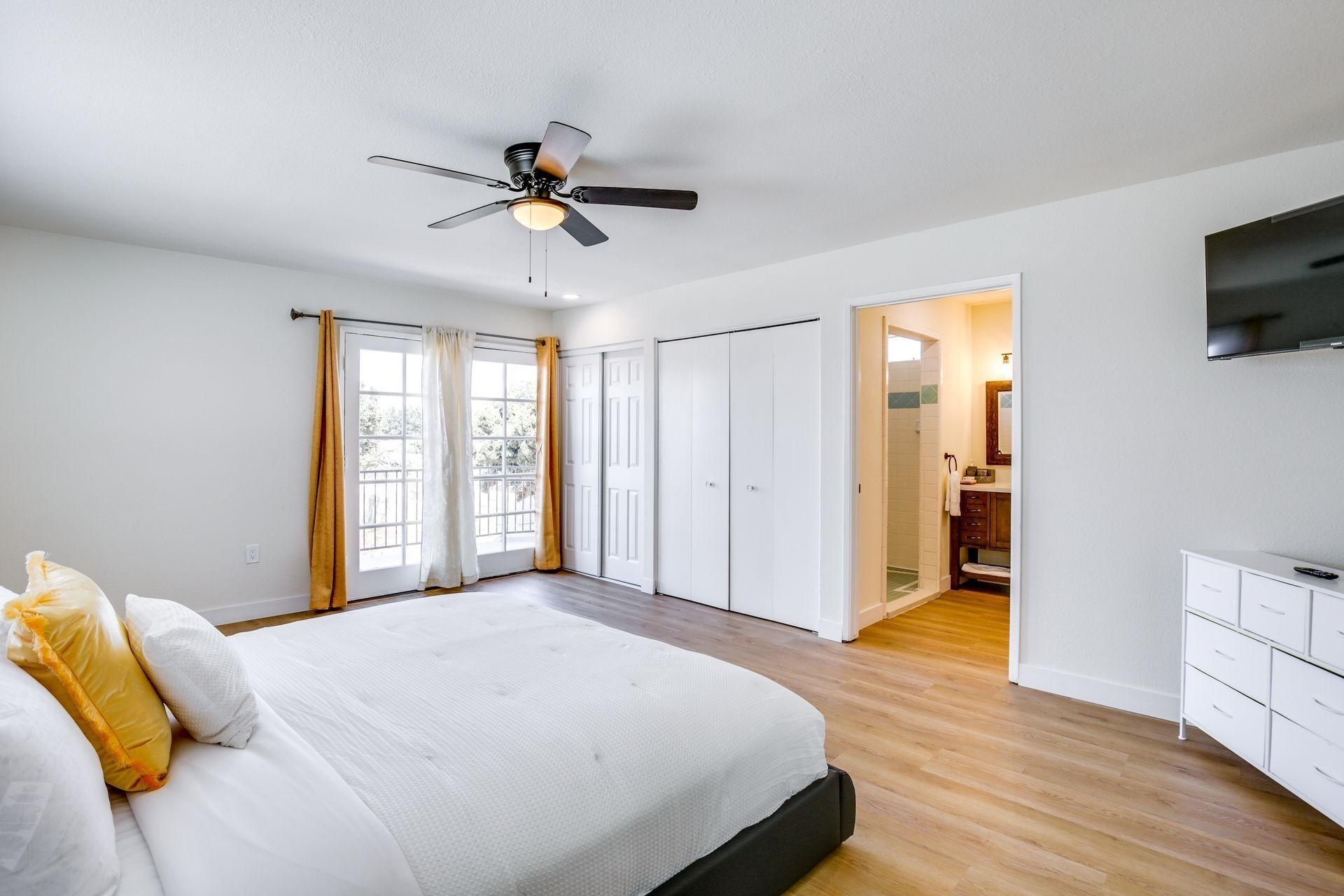 Iron/ironing board, Internet, bed sheets