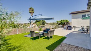 An outdoor patio with a covered seating area, a concrete floor, and a view of a residential neighborhood. - Beautiful 4-bedroom apartment with AC in peaceful San Diego (San Diego)