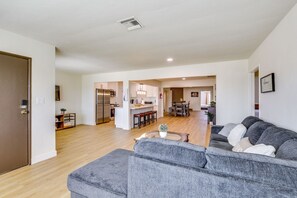 Living area - Beautiful 4-bedroom apartment with AC in peaceful San Diego (San Diego)
