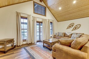 TV, fireplace, books - Ride-In/Ride-Out Grand Lake Hub Near Lakes & RMNP (Grand Lake)