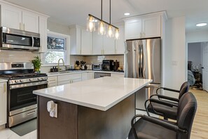 Jääkaappi, mikroaaltouuni, liesi, astianpesukone