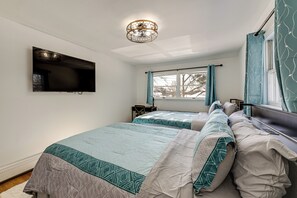 3 makuuhuonetta, työpöytä, silitysrauta/-lauta, vauvan matkasänky