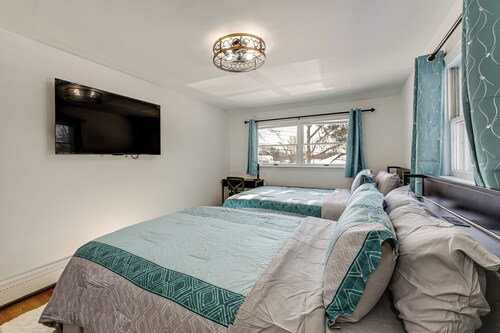 Easy Transit to NYC! Sleek North Shore Hideaway