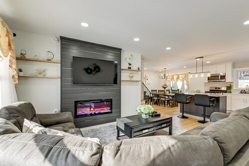 Easy Transit to NYC! Sleek North Shore Hideaway