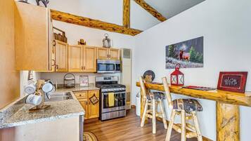 Réfrigérateur, micro-ondes, plaque de cuisson, lave-vaisselle