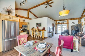 TV, fireplace, books - Horses & Trails On-Site: Pikes Peak Ranch Retreat (Divide)